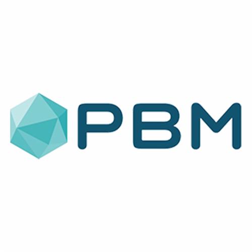 Logo firmy PBM z turkusowym wielościanem po lewej stronie i napisem PBM w kolorze ciemnoturkusowym po prawej, na białym tle.