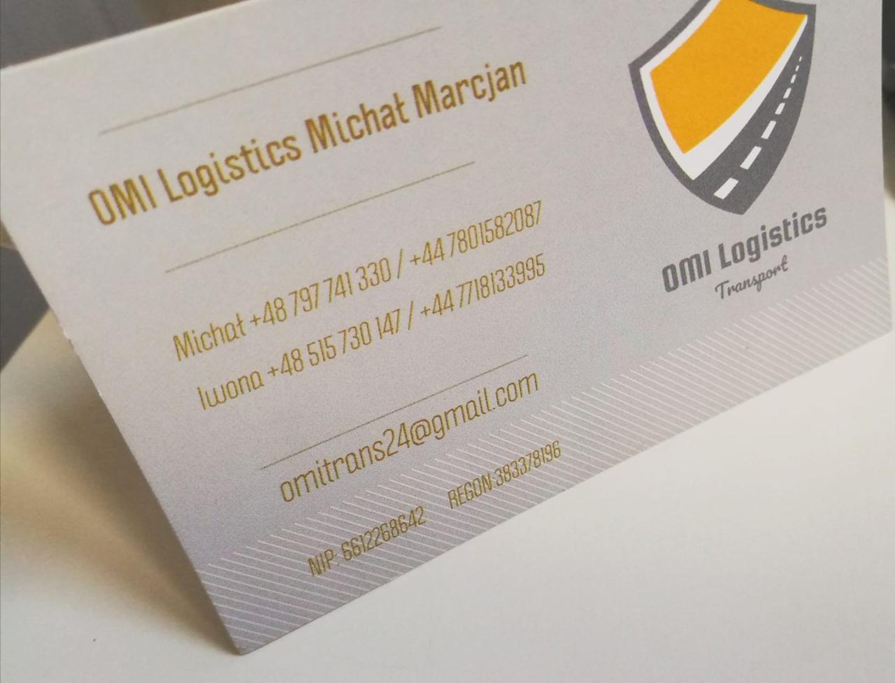 Wizytówka firmy OMI Logistics Transport z Ostrowca Świętokrzyskiego, prezentująca logo z motywem drogi w tarczy, imię i nazwisko właściciela, dane kontaktowe oraz numery NIP i REGON.