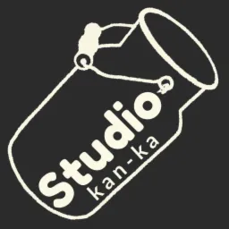 Stylizowany, ręcznie rysowany logotyp 'Studio kan-ka' w kształcie dzbanka na mleko z uchwytem, na ciemnoszarym tle.
