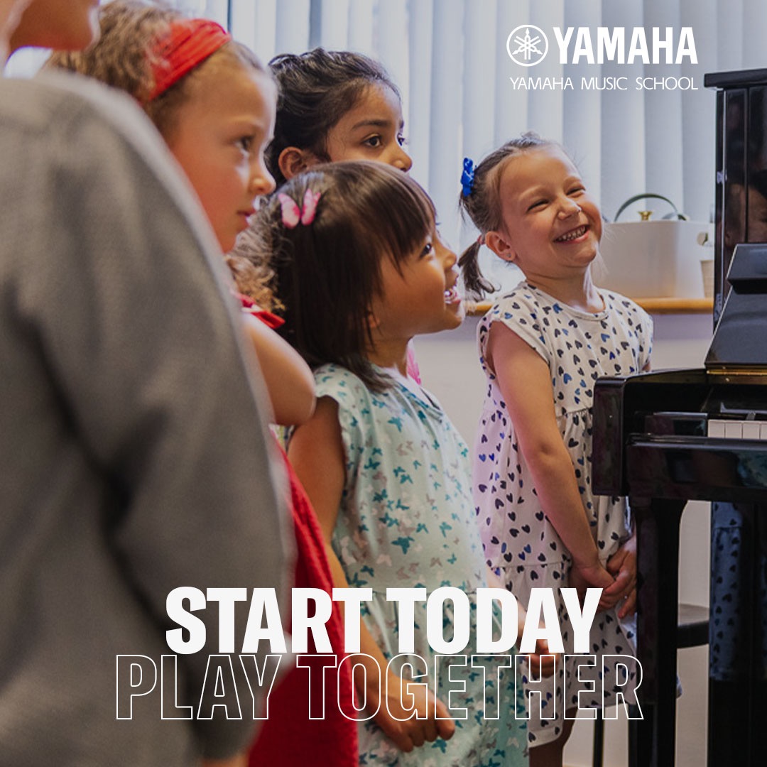 Uśmiechnięte dziewczynki obserwują grę na pianinie w Yamaha Music School. Widoczne logo Yamaha. Hasło: Start Today, Play Together.