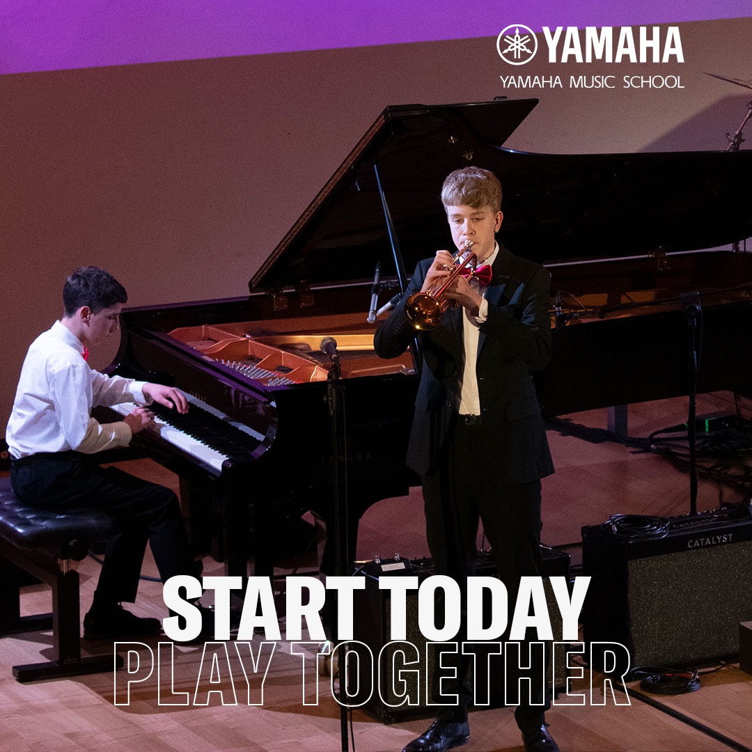 Dwóch młodych muzyków Yamaha grających razem: jeden na fortepianie, drugi na trąbce. Scena oświetlona fioletowym światłem, widoczny wzmacniacz Catalyst.