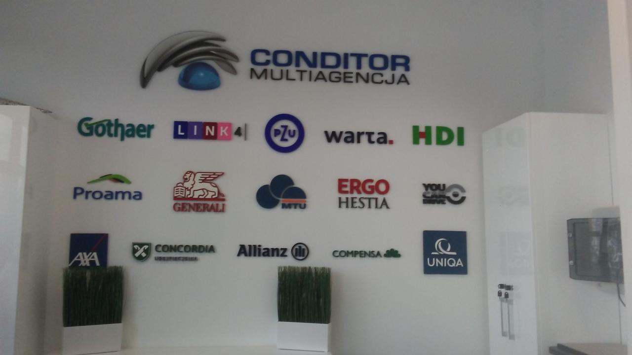 Ściana z logotypami różnych firm ubezpieczeniowych i agencji, w tym Conditor Multiagencja, Gothaer, Link4, PZU, Warta, HDI, Proama, Generali, MTU, Ergo Hestia, You Can Drive, Axa, Concordia...