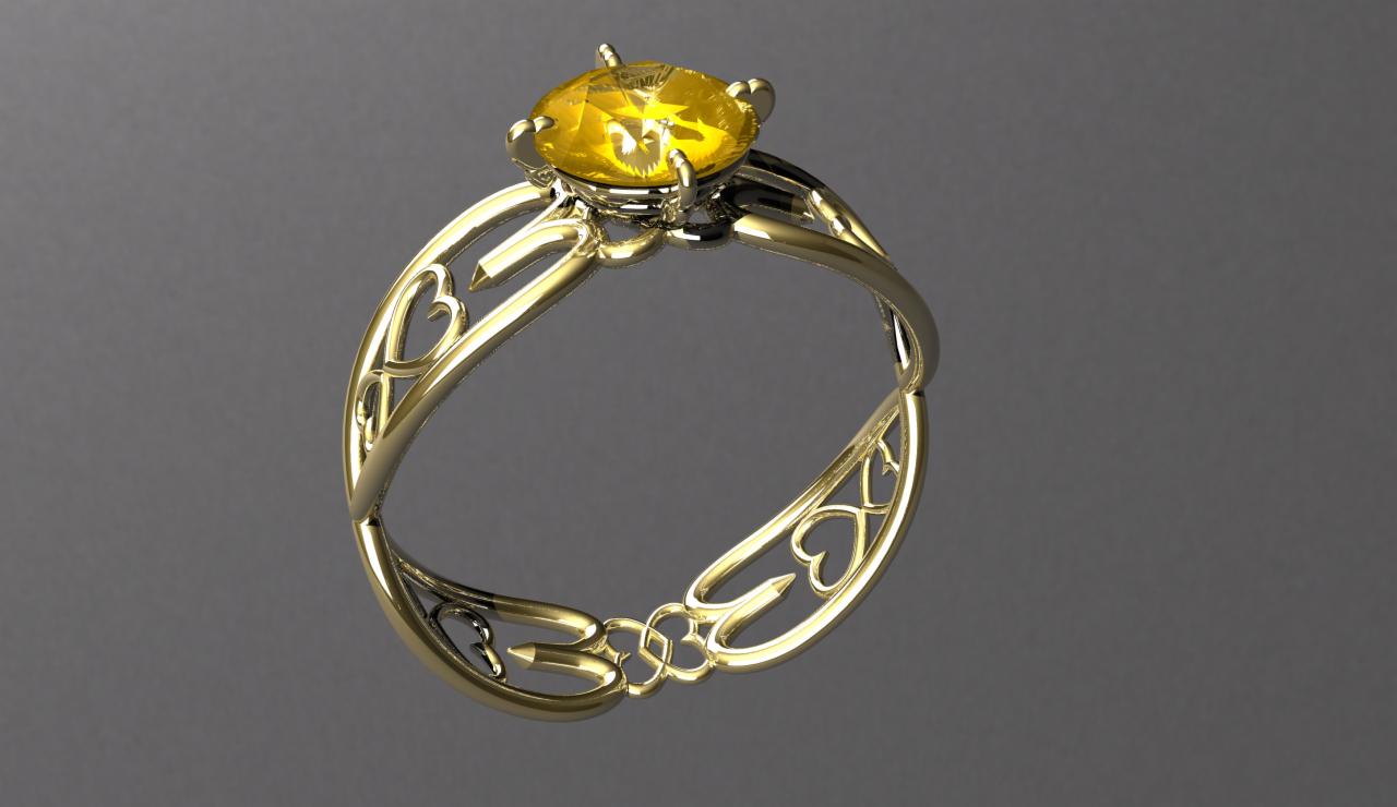 Złoty pierścionek z żółtym kamieniem szlachetnym, zdobiony ażurowym wzorem serc na obrączce, na gładkim szarym tle.
