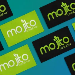 Układ wizytówek z logo 'Mojito cocktail bar' w dwóch wariantach kolorystycznych: czarnym z zielonym napisem i zielonym z białym napisem, ułożonych na niebieskim tle.