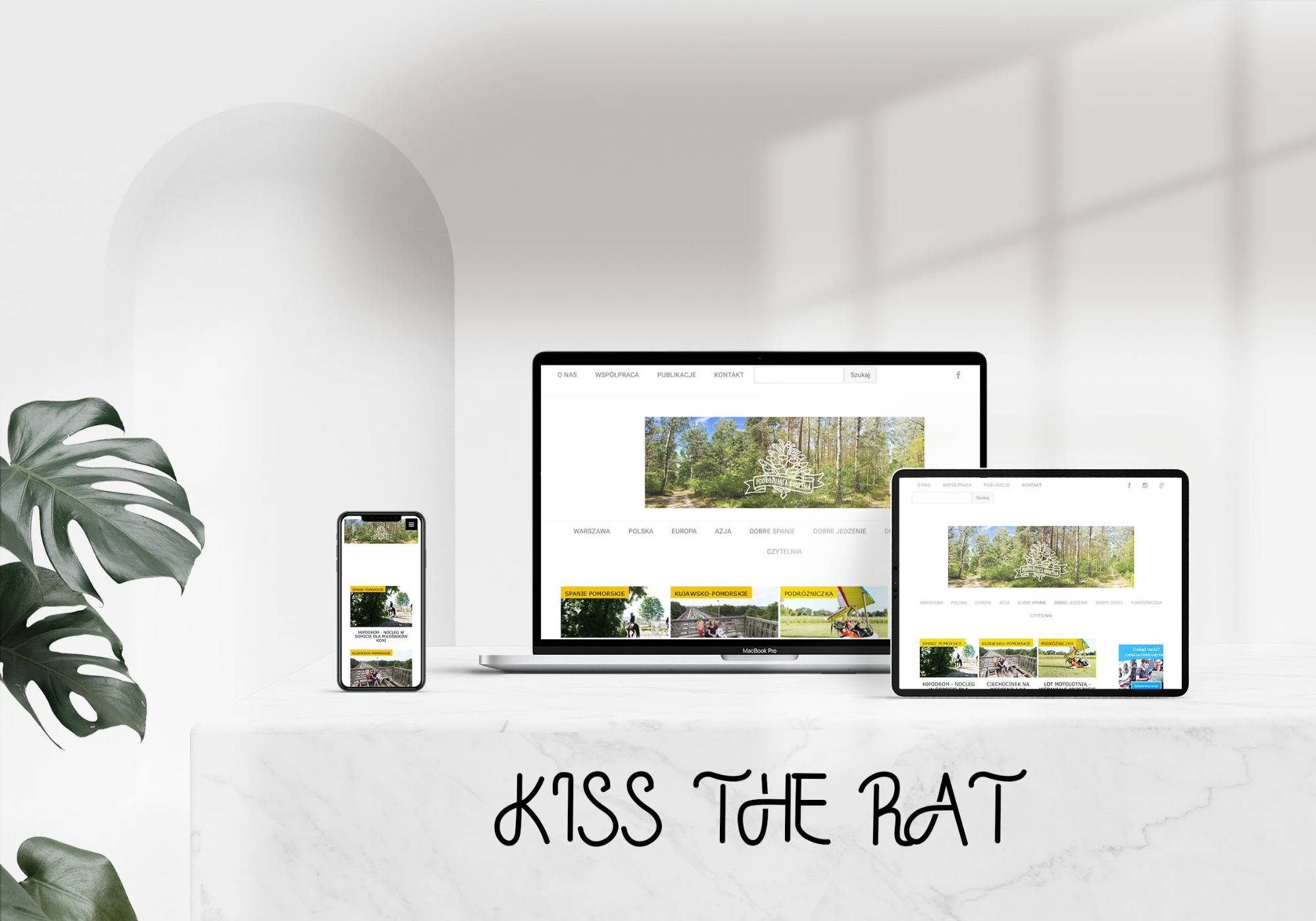 Responsywna strona internetowa na laptopie, tablecie i smartfonie prezentująca blog podróżniczy z motywem leśnym i logo 'Podróżująca Kropelka'.