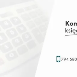 Kalkulator i okulary w tle, obok tekst informujący o kompleksowej obsłudze księgowo-kadrowej firm oraz dane kontaktowe.