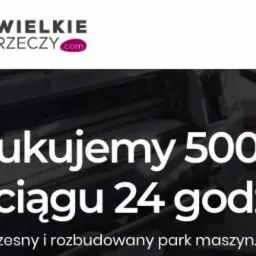 Druk wielkoformatowy naklejek w Olsztynie: nowoczesna maszyna drukarska z tekstem 'Drukujemy 5000m2 w ciągu 24 godzin', widoczny operator maszyny w tle.