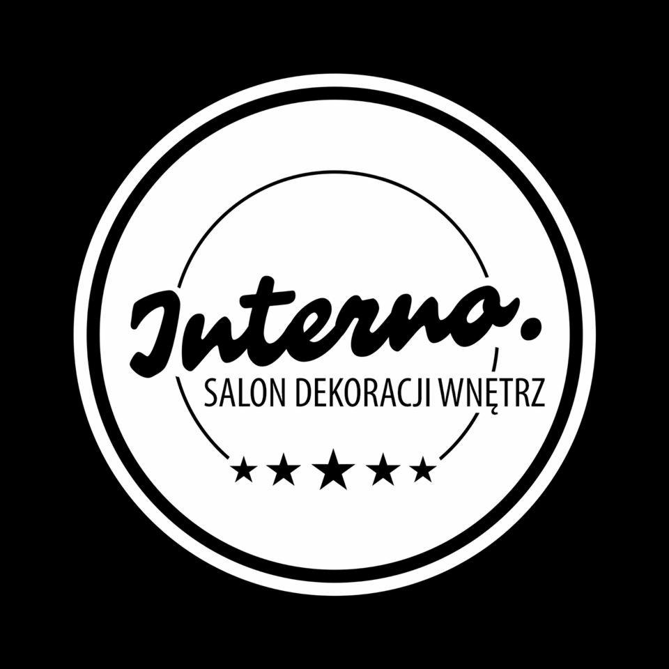 Logo firmy Interno, salon dekoracji wnętrz, z pięcioma gwiazdkami w okręgu na czarnym tle.