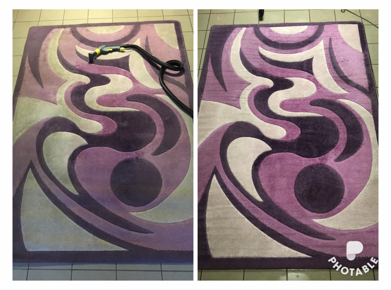 Dywan z geometrycznym wzorem w odcieniach fioletu i beżu częściowo wyczyszczony, widoczne różnice w kolorze i strukturze włókien po czyszczeniu parowym.