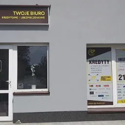 Fasada budynku biura kredytowego i ubezpieczeniowego z widocznym szyldem 'Twoje Biuro Kredytowe i Ubezpieczeniowe', logiem 'AP Money', drzwiami wejściowymi z godzinami otwarcia i oknem z reklamami...