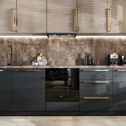 BASSO WNĘTRZA KLAUDIA BERECHOWSKA - Nowoczesna kuchnia z ciemnoszarymi szafkami, złotymi uchwytami i marmurowym blatem, oświetlona listwą LED, z ekspozytorem na wino po lewej stronie.