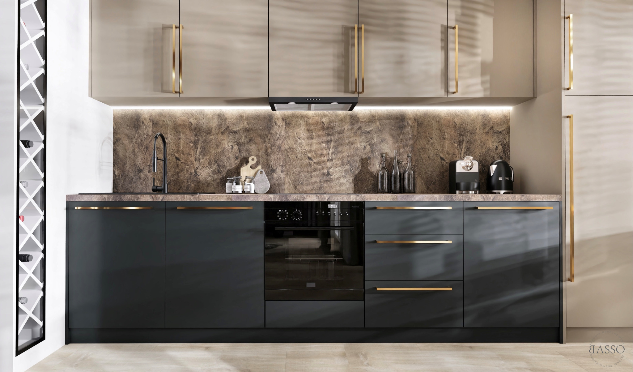 Nowoczesna kuchnia z ciemnoszarymi szafkami, złotymi uchwytami i marmurowym blatem, oświetlona listwą LED, z ekspozytorem na wino po lewej stronie.