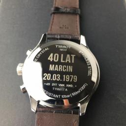 ZAGRAWEROWANI SPÓŁKA Z OGRANICZONĄ ODPOWIEDZIALNOŚCIĄ - Personalizowany zegarek Tissot z wygrawerowanymi życzeniami '40 lat Marcin 20.03.1979' na deklu, brązowy skórzany pasek.