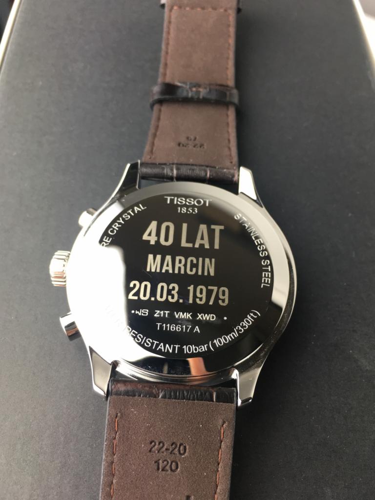 Personalizowany zegarek Tissot z wygrawerowanymi życzeniami '40 lat Marcin 20.03.1979' na deklu, brązowy skórzany pasek.