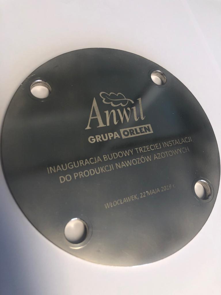Metalowa tabliczka pamiątkowa z okazji inauguracji budowy trzeciej instalacji do produkcji nawozów azotowych firmy Anwil Grupa Orlen, Włocławek, 22 maja 2019.