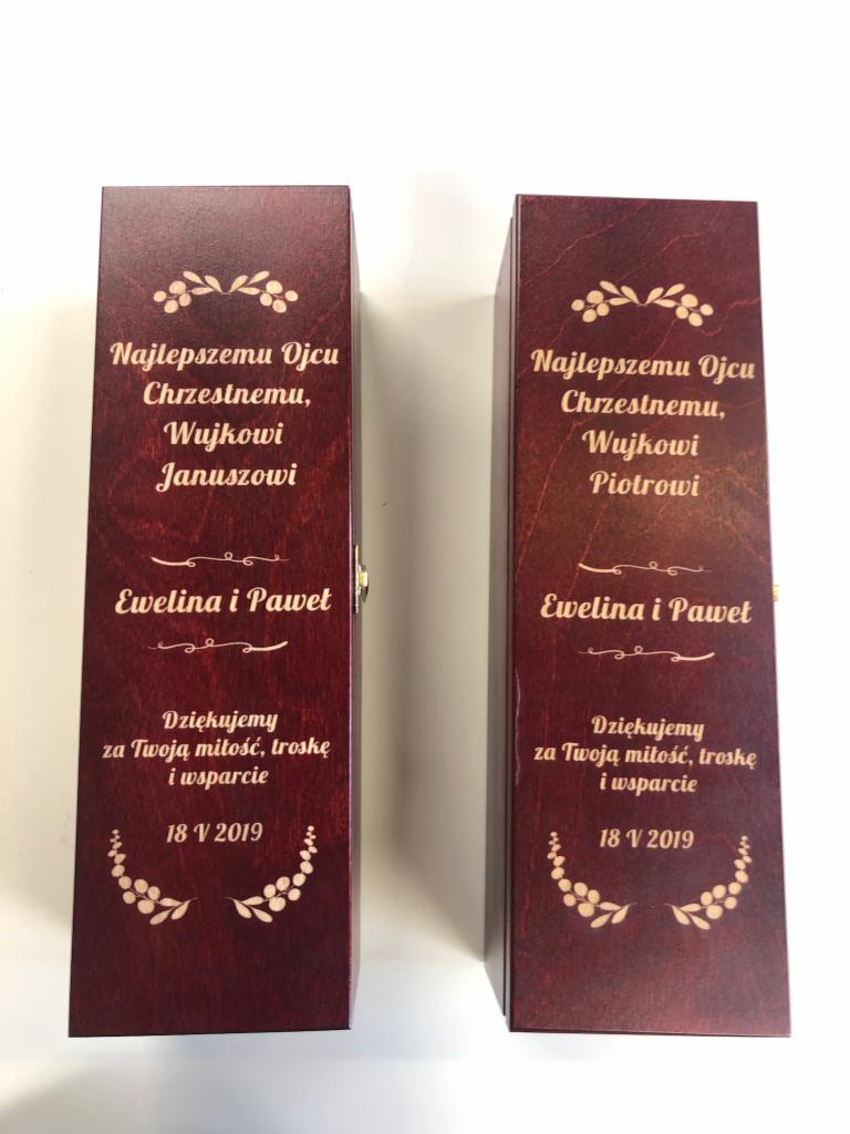 Dwie drewniane skrzynki z grawerem dedykacji dla ojca, chrzestnego i wujka, z imionami Ewelina i Paweł oraz datą 18 V 2019, ustawione obok siebie na białym tle.
