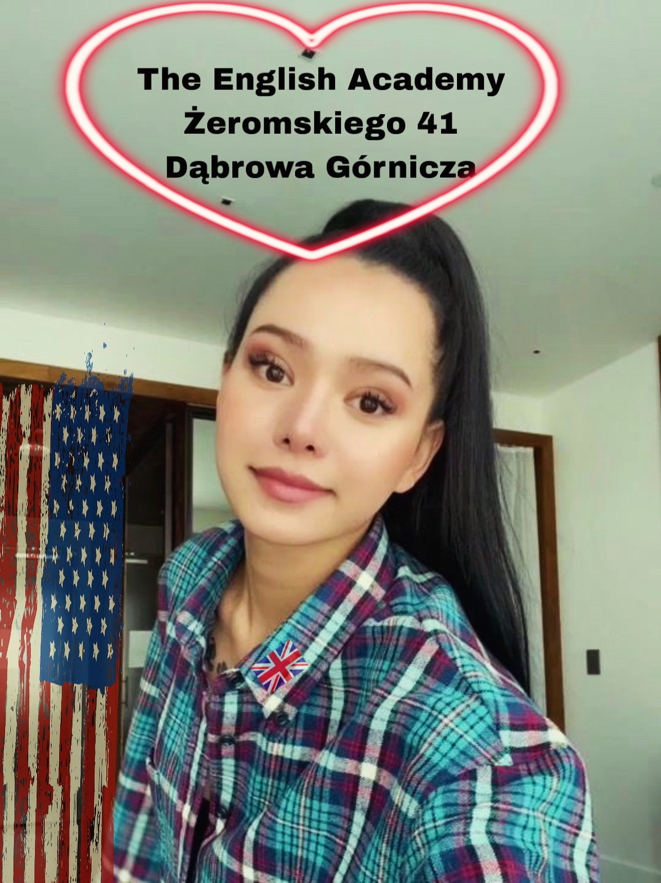 Portret kobiety w koszuli w kratę z przypinką flagi UK, na tle napisu 'The English Academy' i flagi USA. Ujęcie z bliska, oświetlenie naturalne.