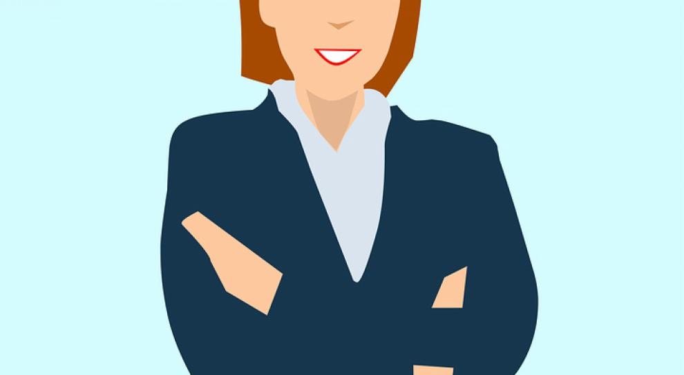 Ilustracja kobiety w granatowej marynarce z założonymi rękami, uśmiechająca się, na jasnoniebieskim tle. Grafika w stylu flat design.