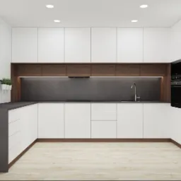 Nowoczesna kuchnia z białymi szafkami, ciemnoszarym blatem i drewnianymi akcentami, oświetlona punktowymi lampami sufitowymi, z minimalistycznym zlewem i czarną lodówką, uzupełniona o doniczkę...