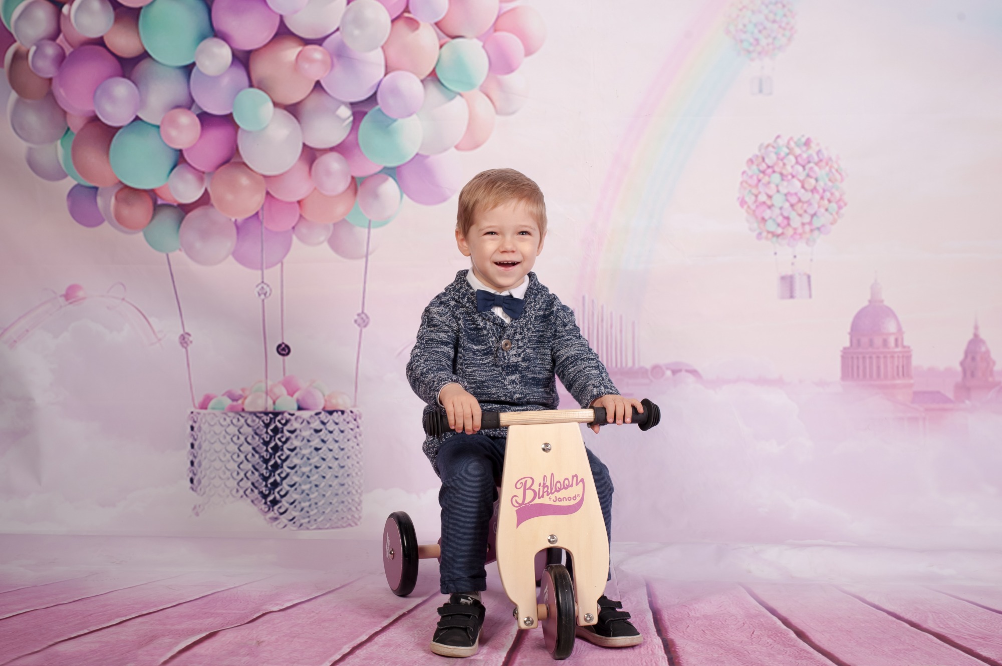 Sesja dziecięca, chłopiec na rowerku