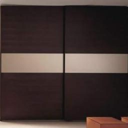 Meb-Le - Dwudrzwiowa szafa przesuwna z ciemnego drewna z poziomym, beżowym pasem na środku, widoczny fragment podłogi.