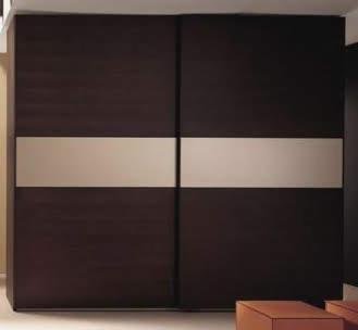 Dwudrzwiowa szafa przesuwna z ciemnego drewna z poziomym, beżowym pasem na środku, widoczny fragment podłogi.