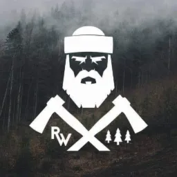 Grafika drwala z brodą i skrzyżowanymi siekierami na tle leśnym. Logo w bieli na ciemnym tle, z trzema stylizowanymi drzewkami i inicjałami RW.