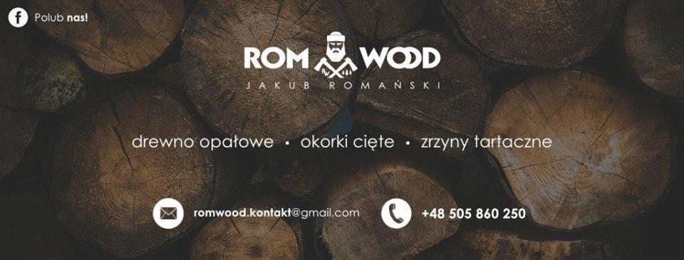 Grafika reklamowa firmy ROM-WOOD Jakub Romański z Pogórza, oferującej drewno opałowe, okorki cięte i zrzyny tartaczne, na tle stosu drewna. Widoczne logo firmy z wizerunkiem drwala i skrzyżowanymi...