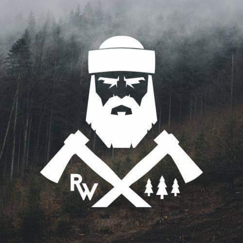 Grafika drwala z brodą i skrzyżowanymi siekierami na tle leśnym. Logo w bieli na ciemnym tle, z trzema stylizowanymi drzewkami i inicjałami RW.