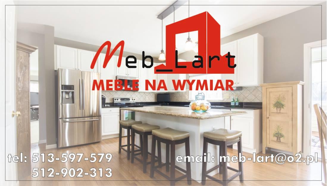 Nowoczesna kuchnia z białymi szafkami, wyspą z marmurowym blatem i czterema stołkami barowymi. Na pierwszym planie logo firmy 'Meb-Lart'.