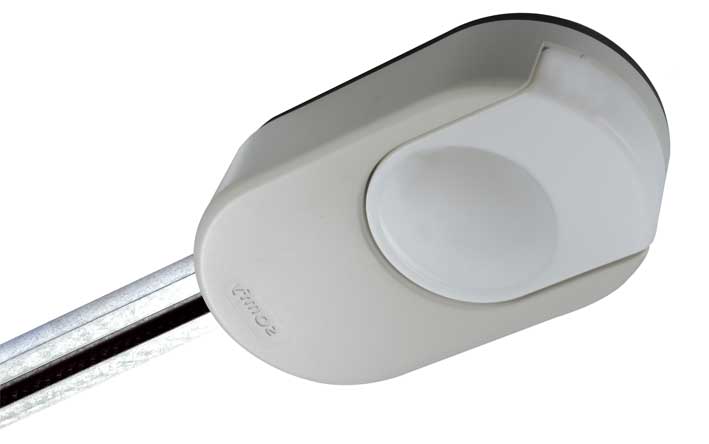 Szary napęd elektryczny do bramy garażowej z białą lampą, widoczny fragment szyny montażowej.