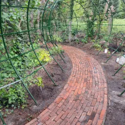 Tunel dla pnączy z rustykalną cegłą układaną na sztorc.