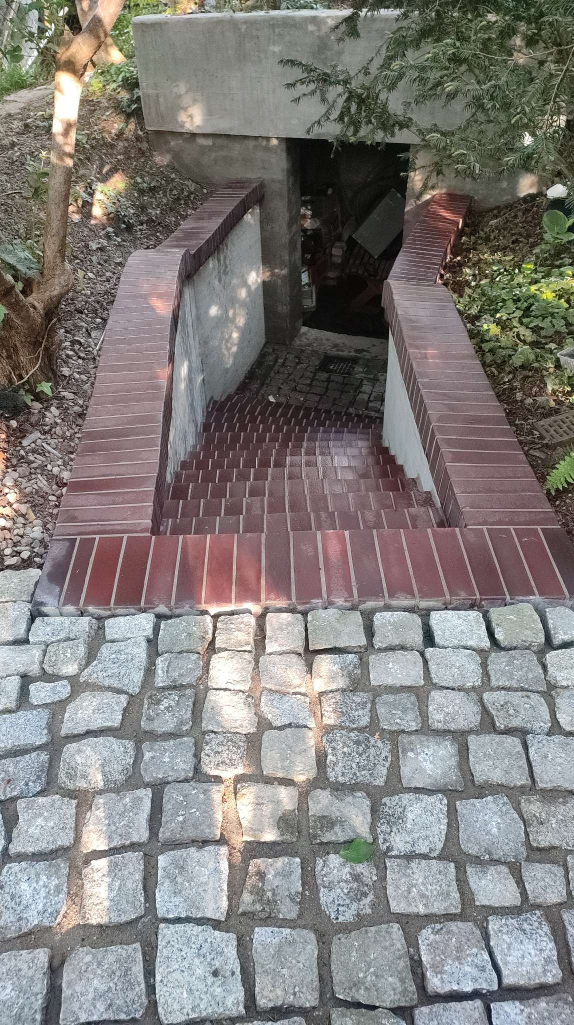 Kręte schody do piwniczki.