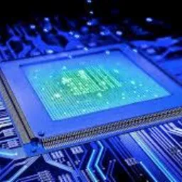 Mikroprocesor z widocznymi połączeniami elektrycznymi, podświetlony na niebiesko i zielono, ukazujący skomplikowaną budowę wewnętrzną.