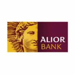 Logo Alior Bank z wizerunkiem personifikacji skrzydlatego b&oacute;stwa na złotym tle i bordowym napisem Alior Bank.