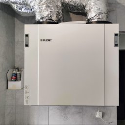 Rekuperator z wymiennikiem obrotowym i dużym odzyskiem wilgoci. Brak potrzeby odpływu do kanalizacji