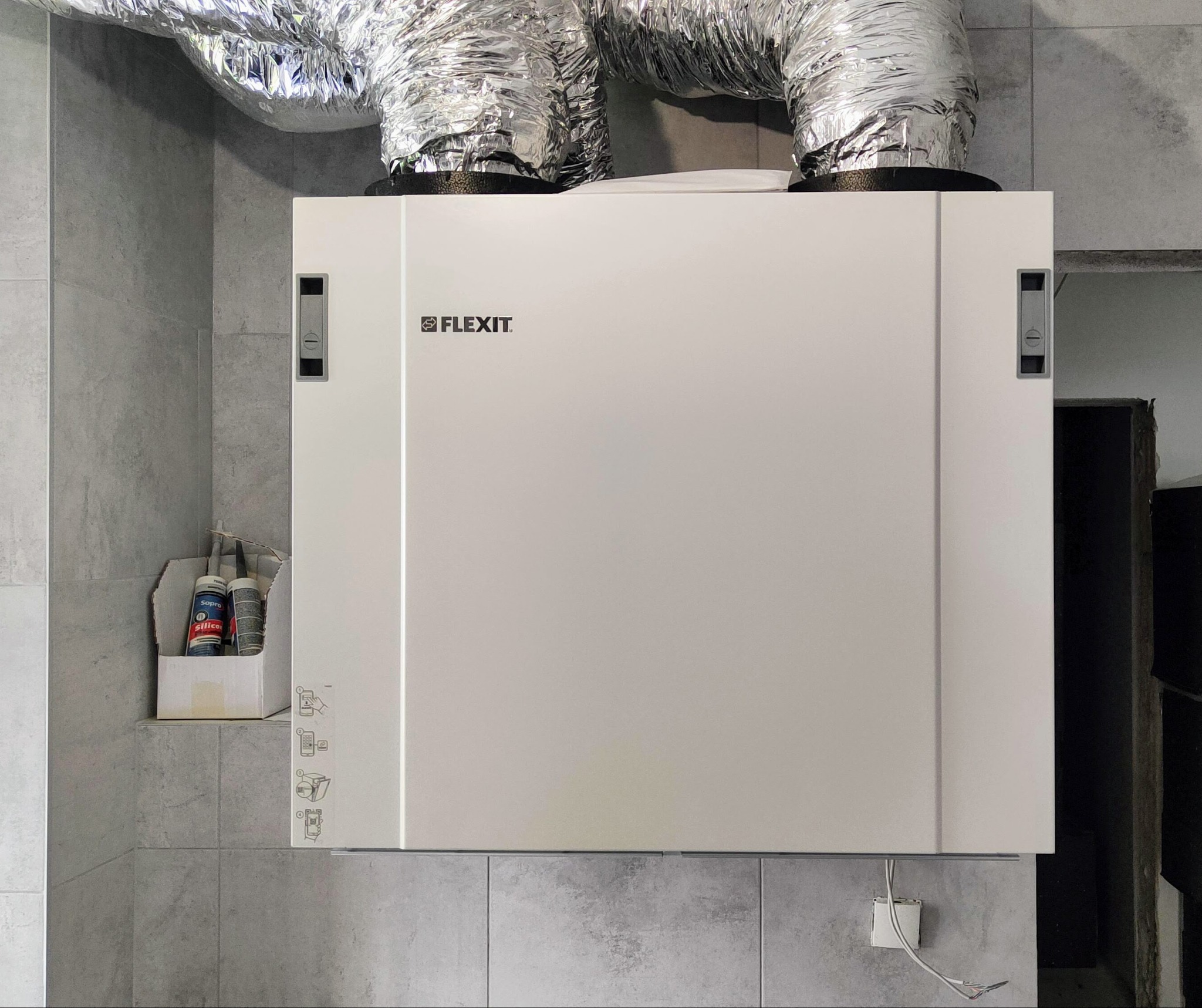 Rekuperator z wymiennikiem obrotowym i dużym odzyskiem wilgoci. Brak potrzeby odpływu do kanalizacji