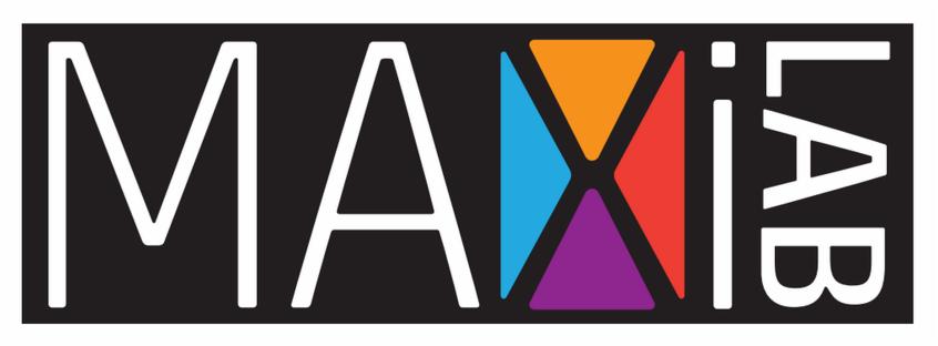 Logo firmy MaxiLab na czarnym tle, z białymi literami i kolorowym symbolem w kształcie klepsydry z trójkątów: niebieskiego, pomarańczowego, czerwonego i fioletowego.