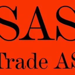 Logo firmy SAS Trade AS na pomarańczowym tle, czarne, proste litery.