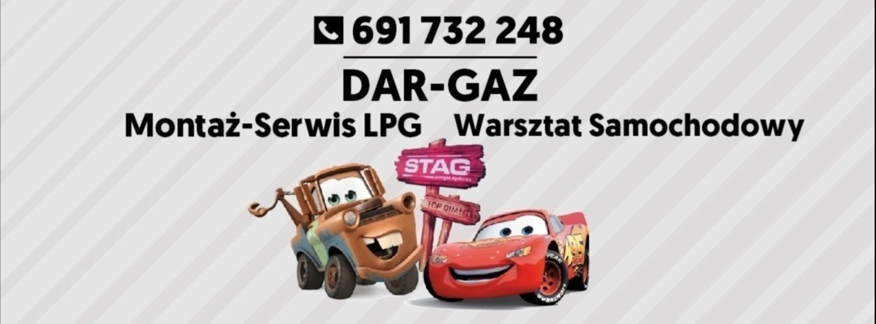 Reklama warsztatu samochodowego DAR-GAZ z numerem telefonu, oferującego montaż i serwis LPG, z wykorzystaniem postaci Zygzaka McQueena i Złomka z filmu Auta oraz logo STAG na tle z ukośnymi paskami.