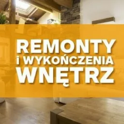 Jasne wnętrze salonu z drewnianymi elementami konstrukcyjnymi i kamienną ścianą, częściowo zasłonięte żółtym transparentnym prostokątem z napisem 'Remonty i Wykończenia Wnętrz'.