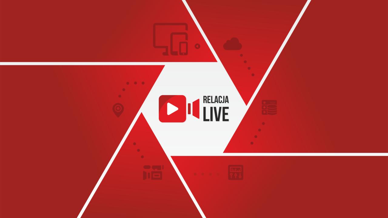 Grafika przedstawia logo z napisem 'RELACJA LIVE' w czerwono-białej kolorystyce, otoczone stylizowanymi ikonami urządzeń i chmury na czerwonym tle, ułożonym w geometryczny wzór przypominający...