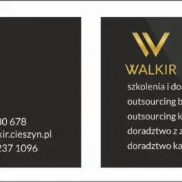 Wizytówka firmy WALKIR z Cieszyna, oferującej szkolenia BHP, kadry i płace, outsourcing i doradztwo. Złote logo i napisy na ciemnym tle.