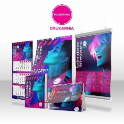 Zestaw różnorodnych kalendarzy z Tychów: ścienne, biurkowe, książkowe, listwowane i x-dzielne, prezentujących grafiki z kobiecym motywem w tonacji różowo-niebieskiej, z widocznym logo drukarni...