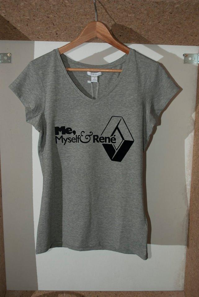 Szara koszulka damska z nadrukiem 'Me, Myself & René' oraz stylizowanym logo, wisząca na drewnianym wieszaku.