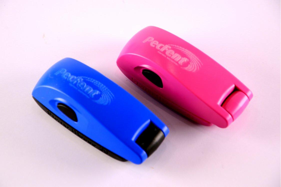 Dwa korektory w taśmie, jeden niebieski, drugi różowy, z nadrukowanym logo firmy, leżące na białym tle.