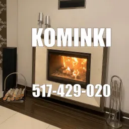 Nowoczesny kominek z płomieniami, obudowany beżowym kamieniem, z akcesoriami kominkowymi i drewnem. Widoczne detale wykończenia i ciepłe światło ognia.