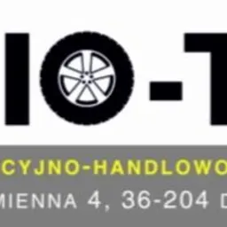 Logo firmy KMIO-TEK z Dydni, zakład produkcyjno-handlowo-transportowy, z oponą wkomponowaną w nazwę.