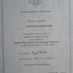 Certyfikat ukończenia programu w zakresie terapii mowy i języka, wydany przez Royal College of Speech and Language Therapists dla Aleksandry Zmudzińskiej, datowany na 16 grudnia 2009.