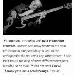 Czarno-białe zdjęcie uśmiechniętego muzyka grającego na gitarze basowej, wspomnianego w tekście jako pacjent z bólem barku, który znalazł ulgę w terapii.